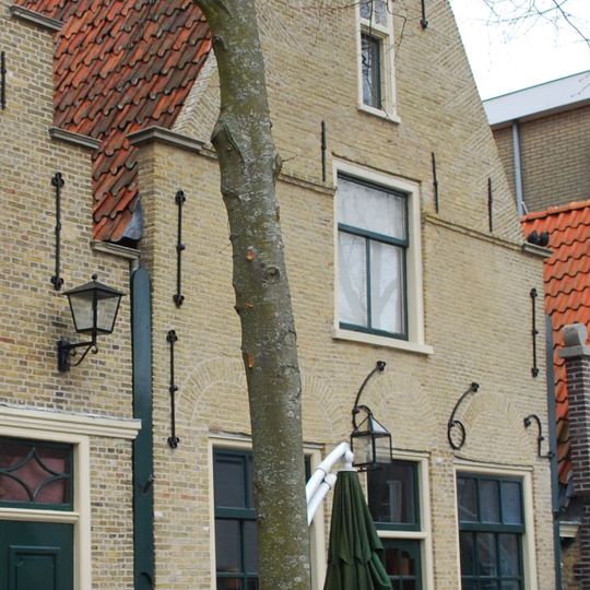 Huis met verdieping onder zadeldak