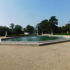 Fontána před zámkem v zámeckém parku ve Slavkově