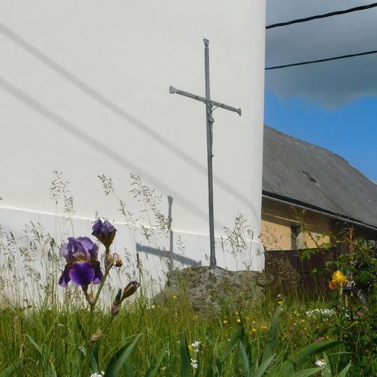 Kříž u kaple Panny Marie v Popicích