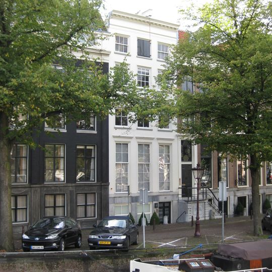 Huis met gepleisterde gevel onder rechte lijst