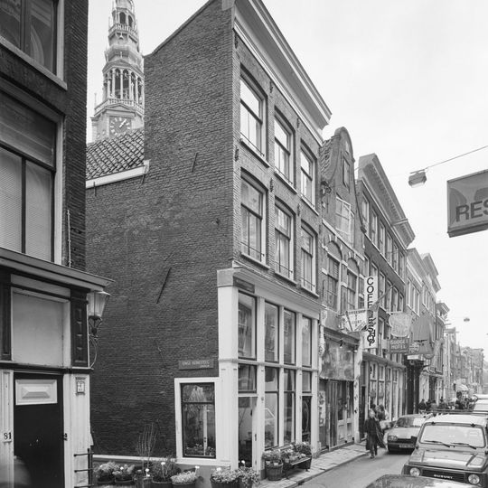 Pand met vrij gave trapgevel van het 'type met grote blokken'