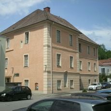 Pfarrhof mit Hofgebäude und Teil der Stadtbefestigung