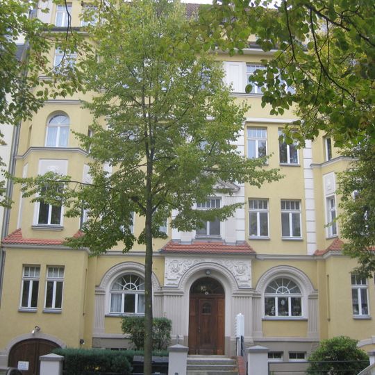 Mietshaus in geschlossener Bebauung mit Einfriedung und Vorgarten Würzburger Straße 40