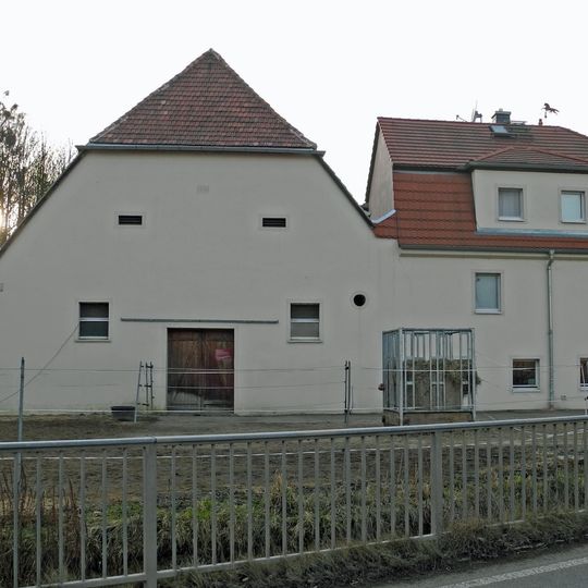 Wohnhaus und daran angebaute Scheune eines ehemaligen Vierseithofes, womöglich ehemaliges Vorwerk Bosewitz 8