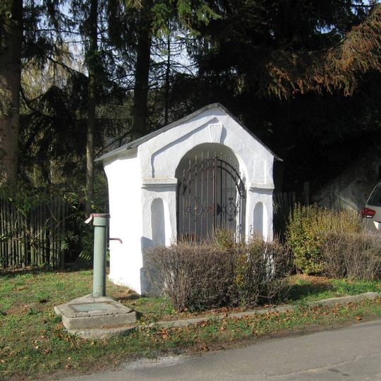 Kaplička u autobusové smyčky ve středu Střezivojic