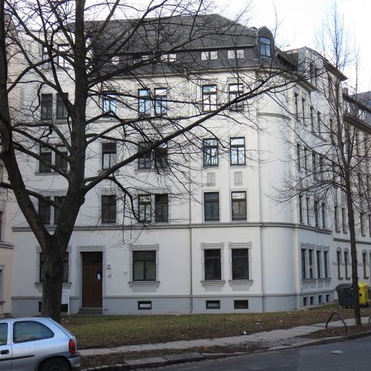 Mietshaus in geschlossener Bebauung in Ecklage mit Vorgarten Orthstraße 17