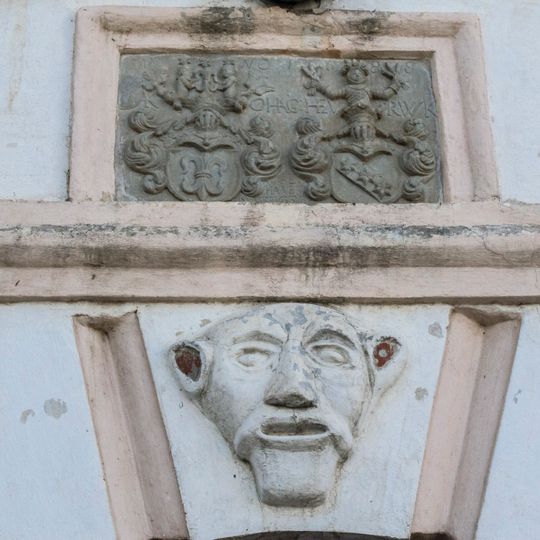 Vārtu plastiskā apdare un cilnis Ģerbonis