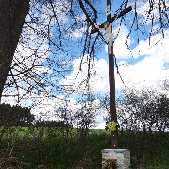 Kříž mezi Kalištěm a Lipím