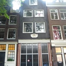 Pand met ingezwenkte halsgevel