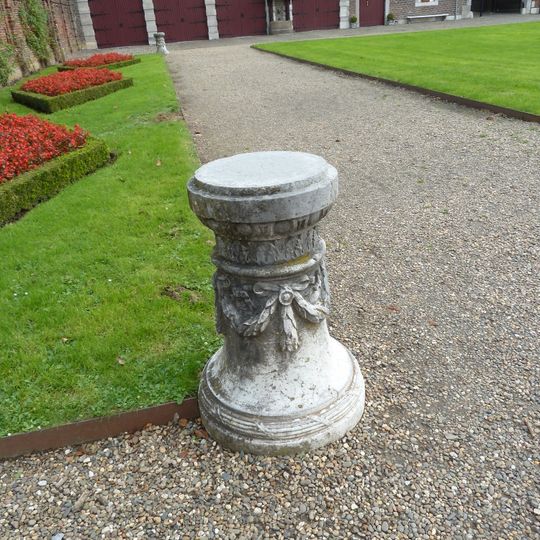 Kasteel Eijsden: drie marmeren sokkels