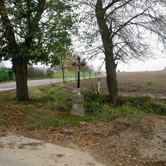 Kříž západně od Bělčic u křižovatky