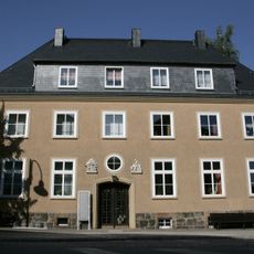 Wohn- und Verwaltungsgebäude in offener Bebauung Hauptstraße 6