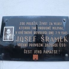Pamětní deska Josefa Šrámka v ulici Na Veselí v Praze