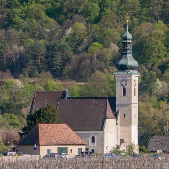 Kath. Pfarrkirche hl. Quirinus mit Friedhof und Kleindenkmalen