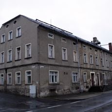 Ehemaliges Erbgericht; Gasthof und dahinter liegender Granittrog Dresdener Straße 9