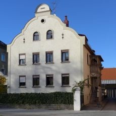 Zweigeschossiges Schweifgiebelhaus