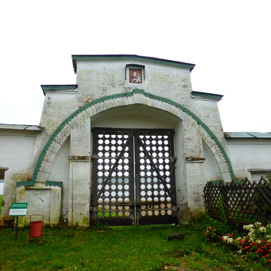 Ворота в западной стене ограды