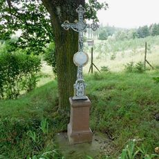 Kříž nad rybníkem Horní Sklárna v Úsobí