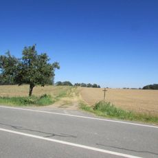 Kříž v kopci nad Olešnou u hlavní silnice na Pelhřimov