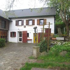 Kříž v Podmoklech v zahradě u rybníka