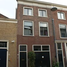 Pand met lijstgevel met verkropte kroonlijst