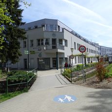 Lávka přes Zlatou stoku k jihozápadnímu rohu Bertiných lázní