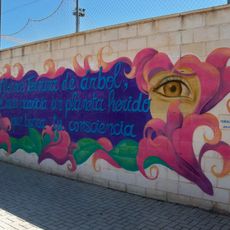 Mural creado con motivo de la celebración del Día del Medioambiente de 2019. En el mural, se lee: «Florece ternura de árbol, / el aire acaricia un planeta herido / que busca tu consciencia».