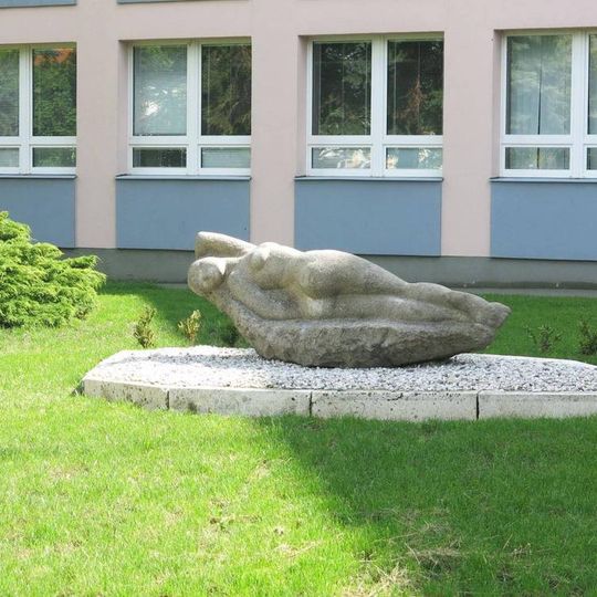 Socha Ležící akt u středních škol v Lidické ulici