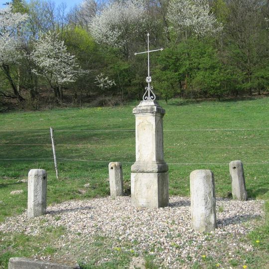 Pamětní kříž u cesty k rozhledně v Libovicích