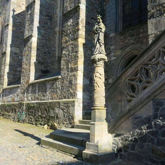 Mariánský sloup u kostela Narození Panny Marie v Klatovech