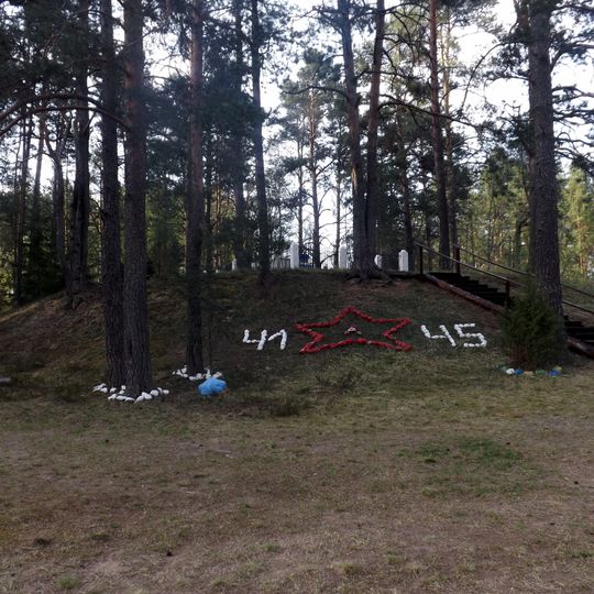 Братская могила советских воинов, погибших в боях с фашистами