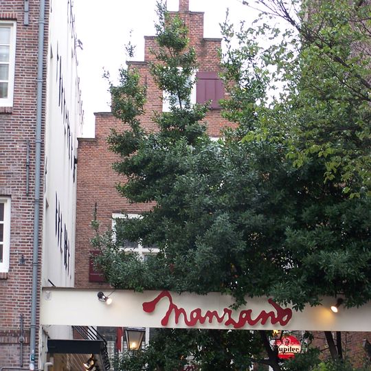 Inpandig huisje met trapgevel