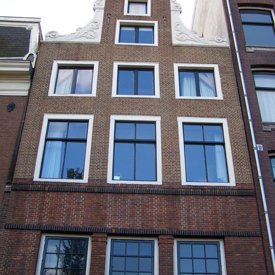 Huis met halsgevel met vleugelstukken