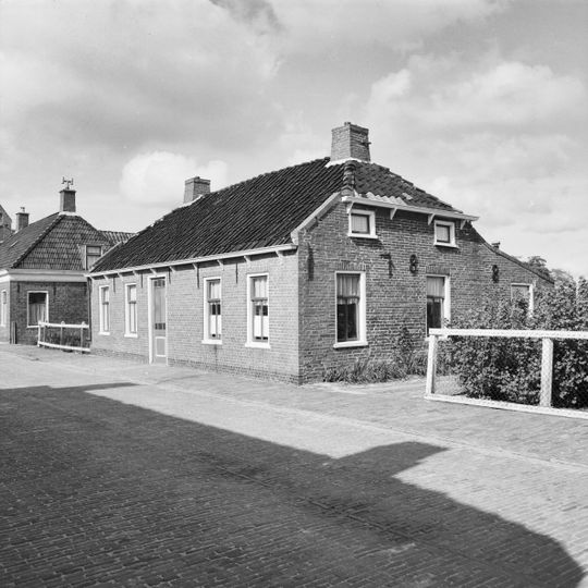 Pand onder laag zadeldak met wolfseinden