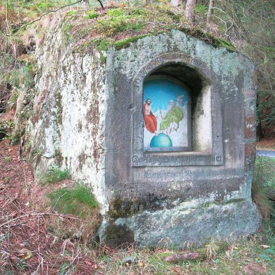 Skalní kaplička zvaná Weidlichova u silnice z Chřibské do Jetřichovic