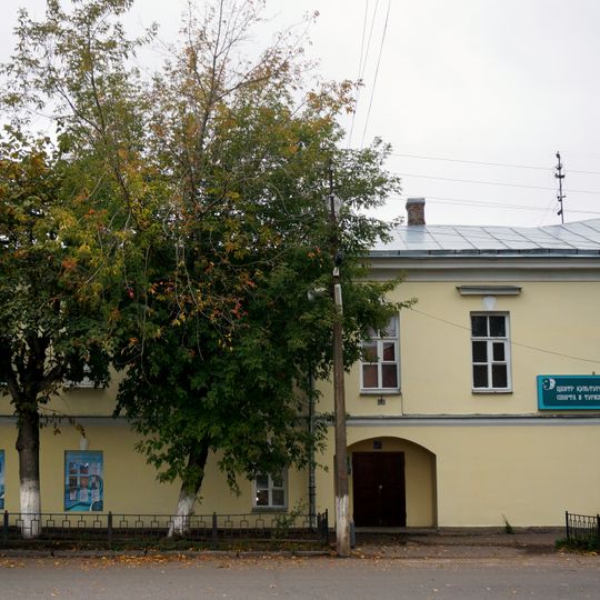 Каменный жилой дом с магазинами