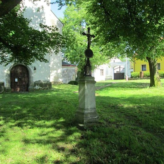 Kříž u kostela v Mlečicích