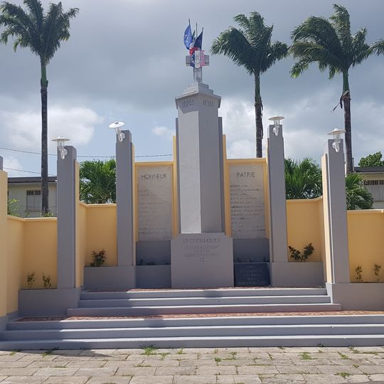 Square et monument aux morts de Lamentin