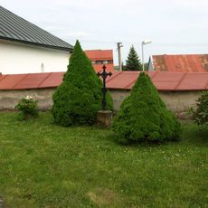 Kříž na zrušeném hřbitově u kostela svatého Bartoloměje v Radostíně