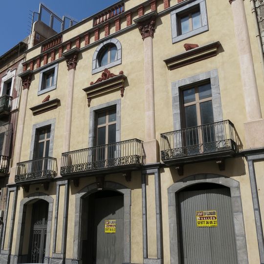 Building in muralla Sant Antoni, 111