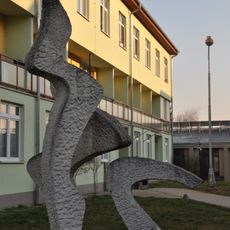 Skulptura před bytovkou u E.ONu