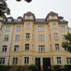 Mietshaus in geschlossener Bebauung konzipiert, mit Vorgarten Horst-Menzel-Straße 37