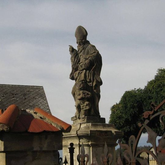 Socha svatého Augustina u vchodu do kostela svatého Martina ve Vidimi