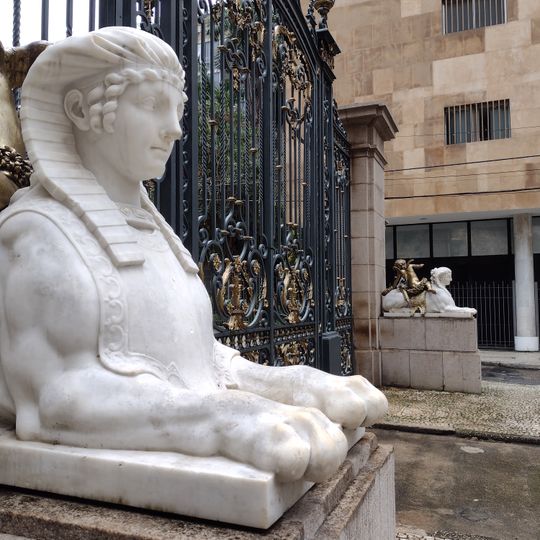 Parque Guinle gate sphinxes‎
