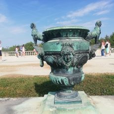 Vase aux protomés de lion avec sphinge