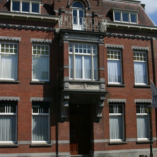 Herenhuis , gebouwd Overgangsstijl met kenmerken van Art-Nouveau. Thans is het in gebruik als woonhuis met artsenpraktijk