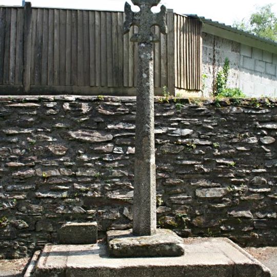 Dunheved Cross, 80m west of Launceston Hospital