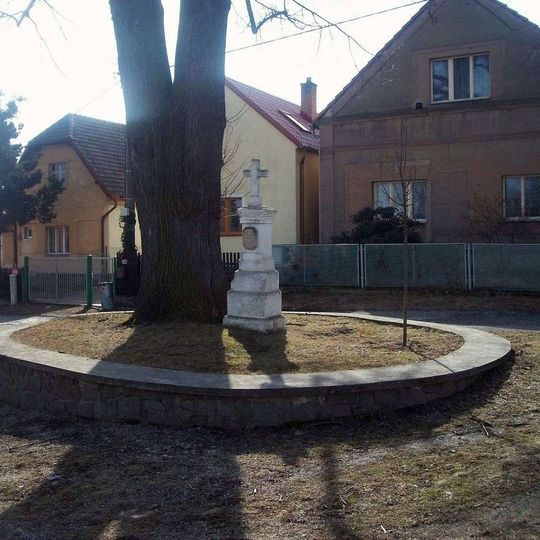 Kříž u kaple v Kaznějově