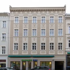 Wohn- und Geschäftshaus in geschlossener Bebauung und Hintergebäude (Nr. 23a) Berliner Straße 23, 23a