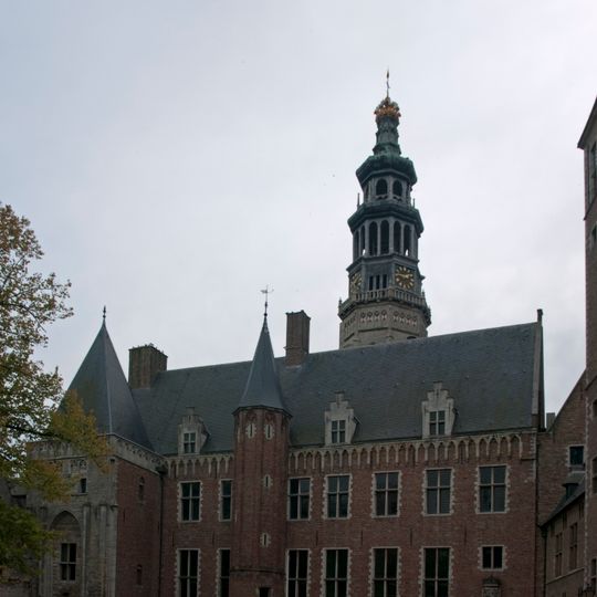 Hoog bakstenen gebouw, haaks op de Commissariswoning aansluitend